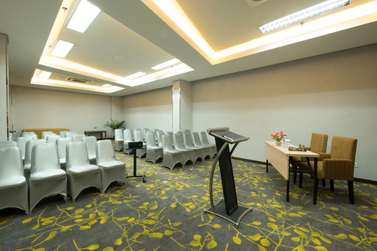 Hotel 88 Itc Fatmawati Jakarta By Wh Dış mekan fotoğraf